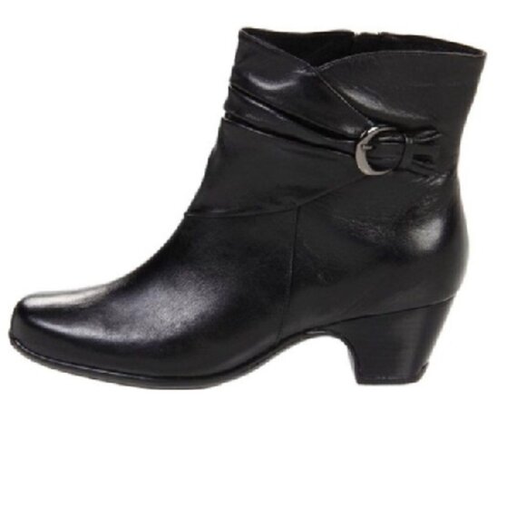 EUC CLARKS LEYDEN premium leather heel boots (9) in midnight black - Picture 1 of 9